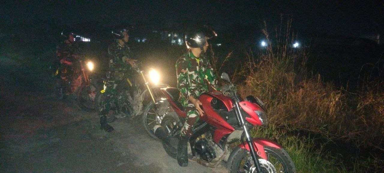 Pastikan Titik Hotspot Padam, Koramil 03/Tebas Rutin Laksanakan Patroli Malam Hari