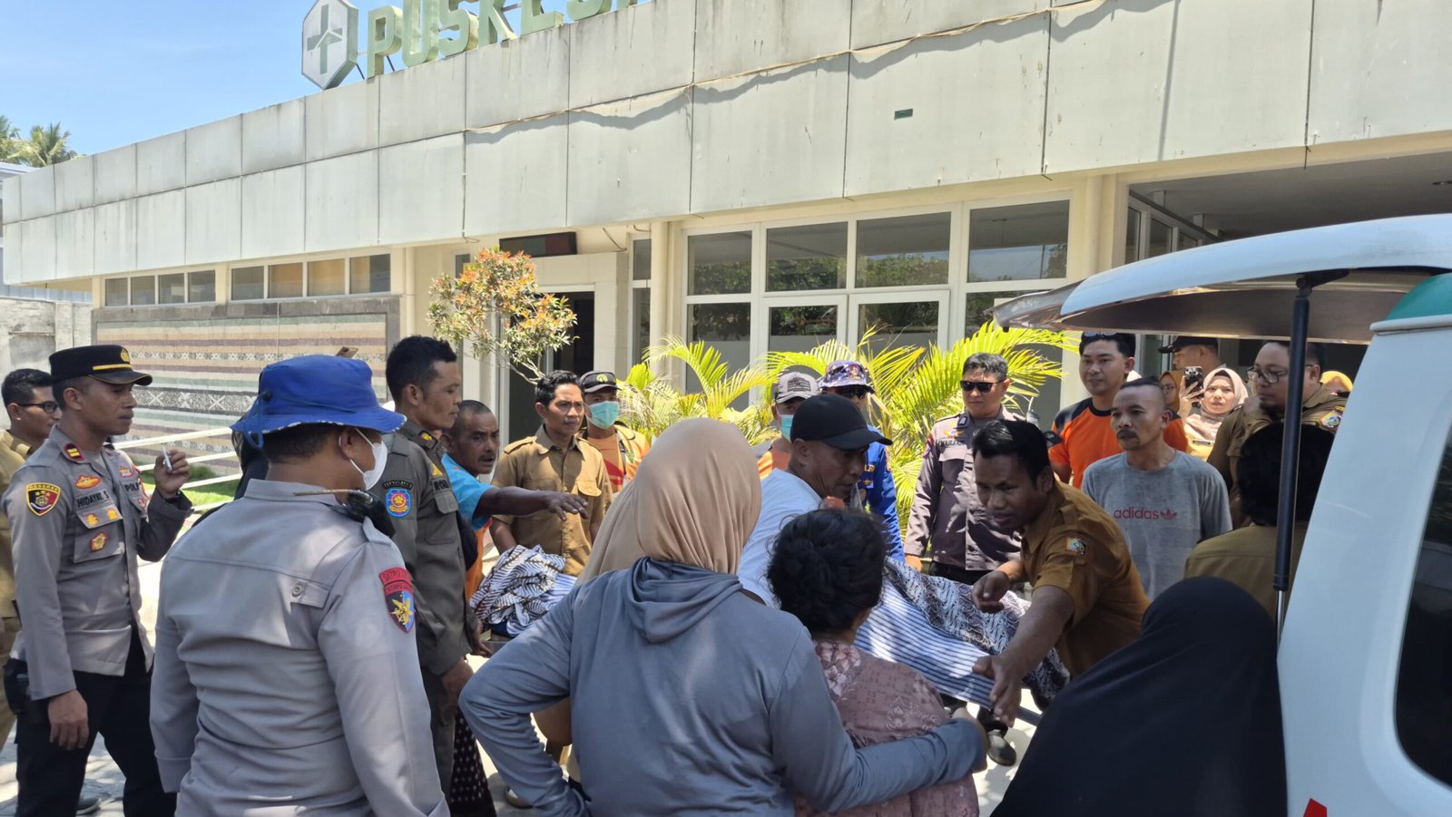 Korban Terseret Gelombang di Pantai Komalasari Ditemukan Meninggal Dunia, Tim SAR Gabungan Evakuasi Korban