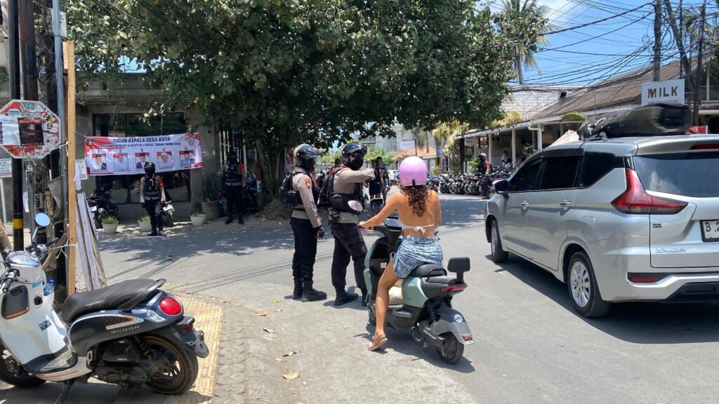 Cegah Kemacetan, Subsatgas Samapta Ops Mandalika Atur Lalu Lintas di Kawasan Kute Mandalika