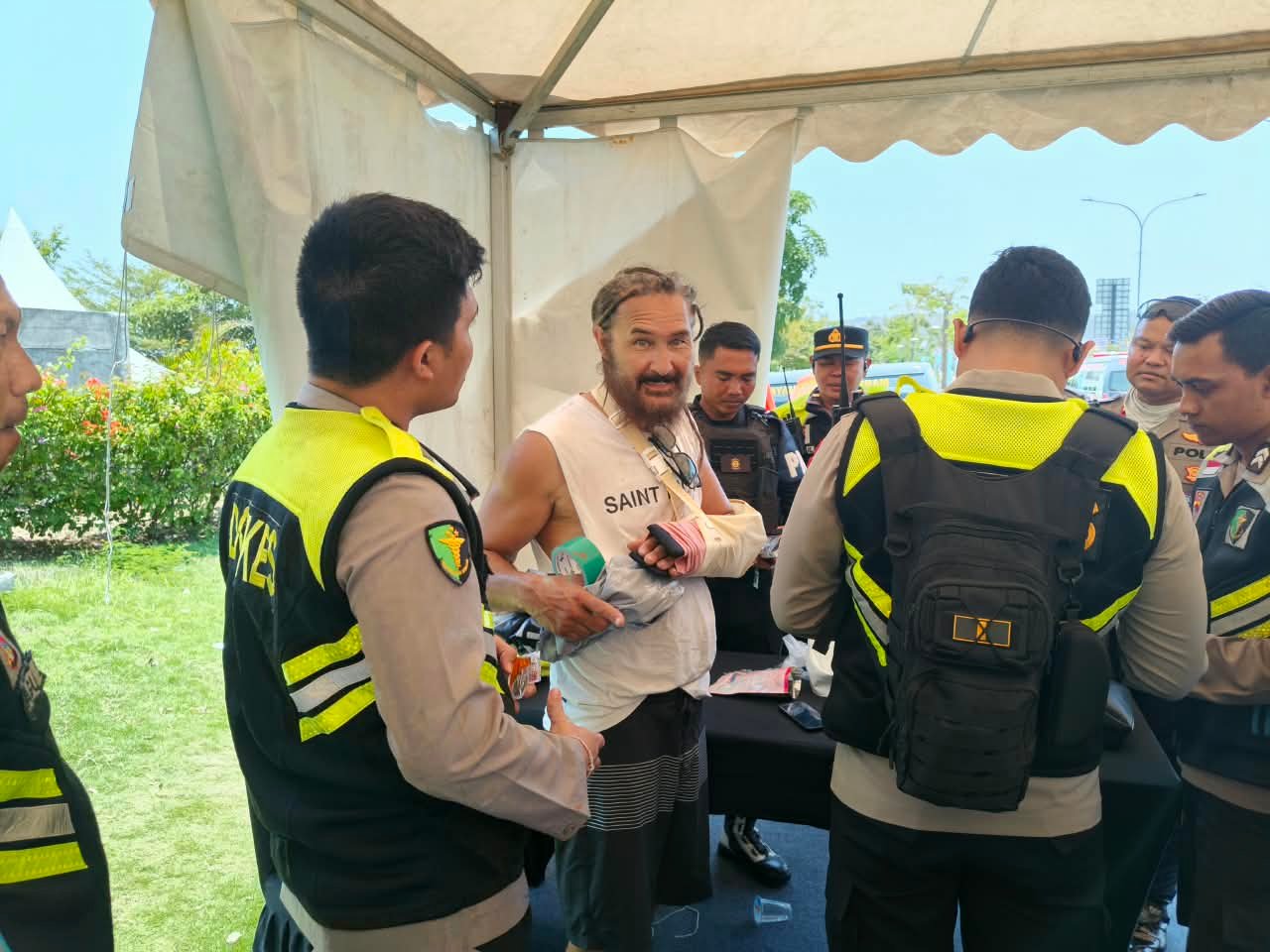 Tim Dokkes Ops Mandalika Rinjani 2026 Tangani WNA Australia Korban Laka Lantas di Kawasan Sirkuit Mandalika